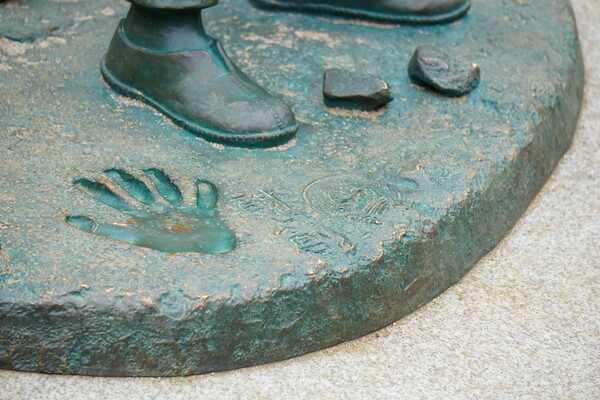 oyama-16-handprint