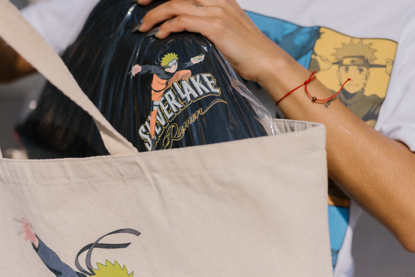 17_silverlake-ramen-naruto-bag-black-sweatshirt-and-white-t-shirt-photo-credit@goodobject.co-